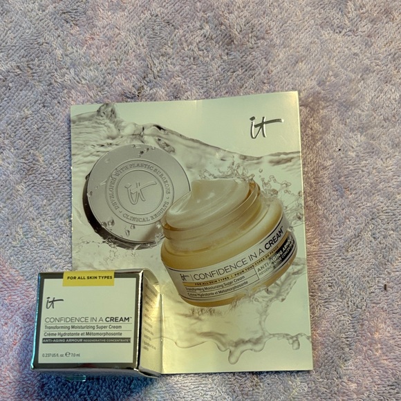 it cosmetics Other - IT Cosmetics Confidence in a Cream Transforming Moisturizing Super Cream